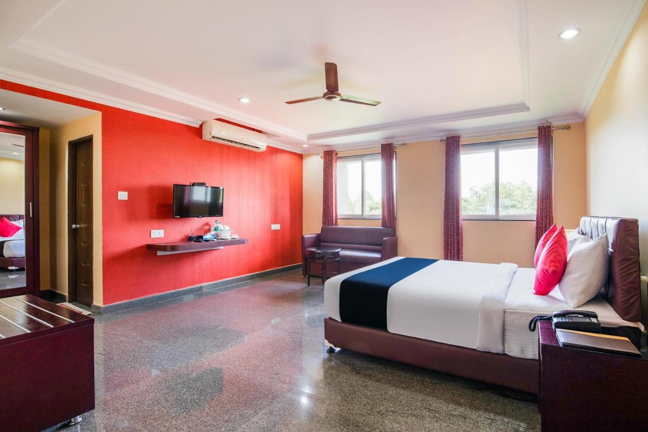 Capital O 22439 Ratna Forever Hotel Karkal Exterior photo