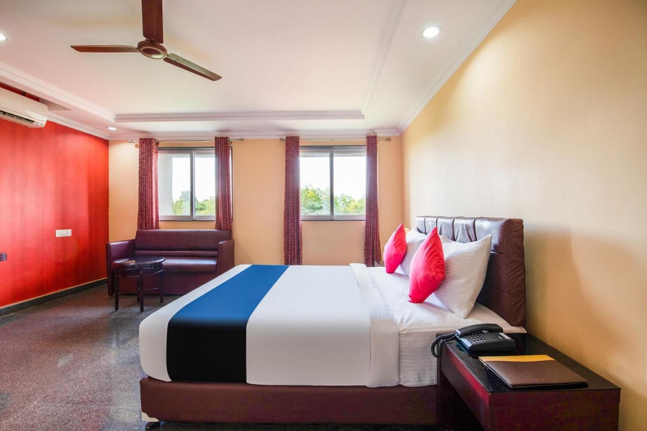 Capital O 22439 Ratna Forever Hotel Karkal Exterior photo