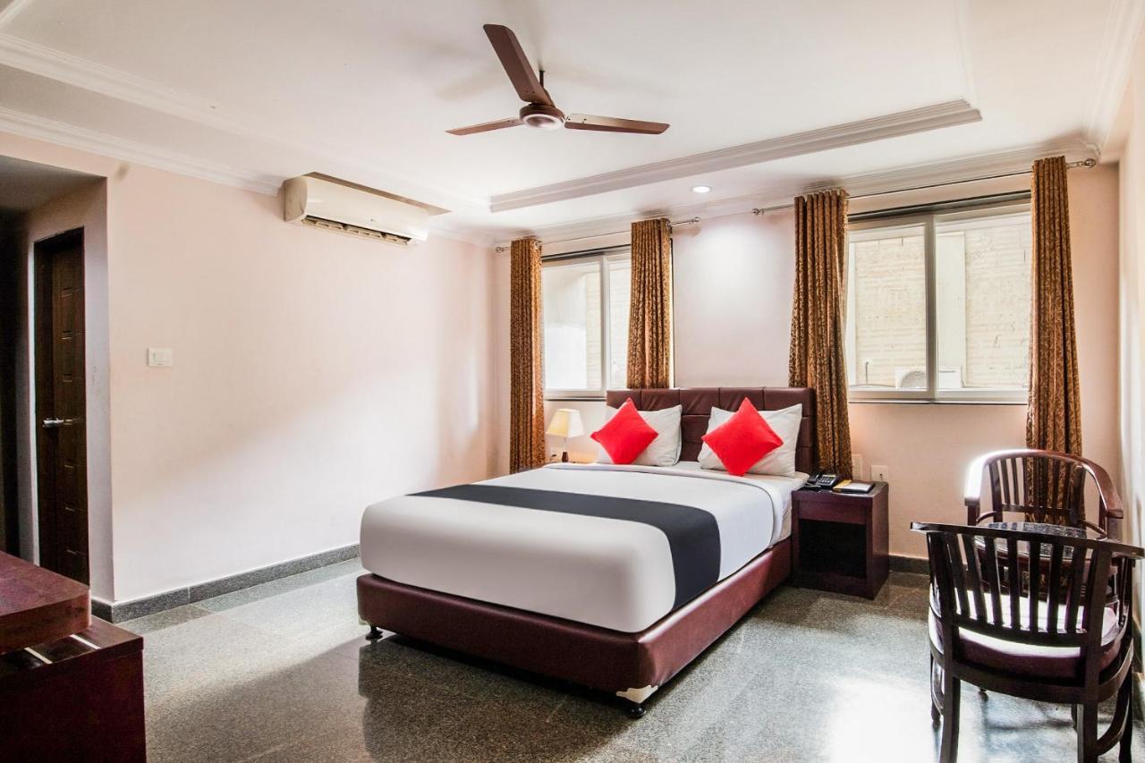 Capital O 22439 Ratna Forever Hotel Karkal Exterior photo