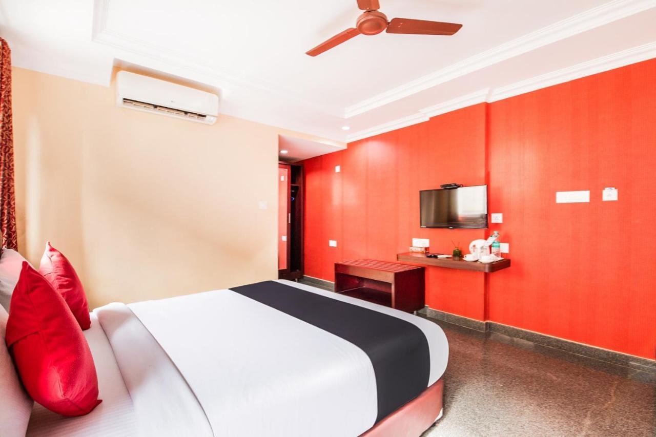 Capital O 22439 Ratna Forever Hotel Karkal Exterior photo