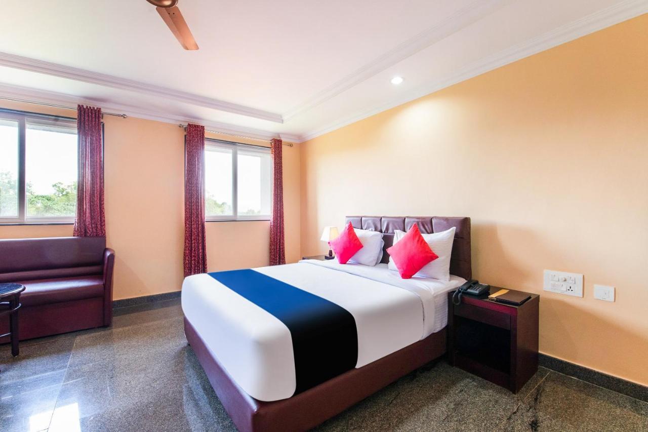 Capital O 22439 Ratna Forever Hotel Karkal Exterior photo